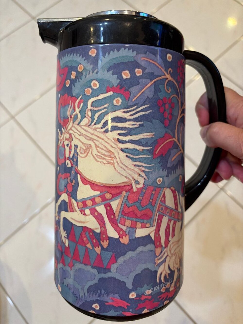 Insulated thermos flask featuring two mythical horses for hot/cold beverages